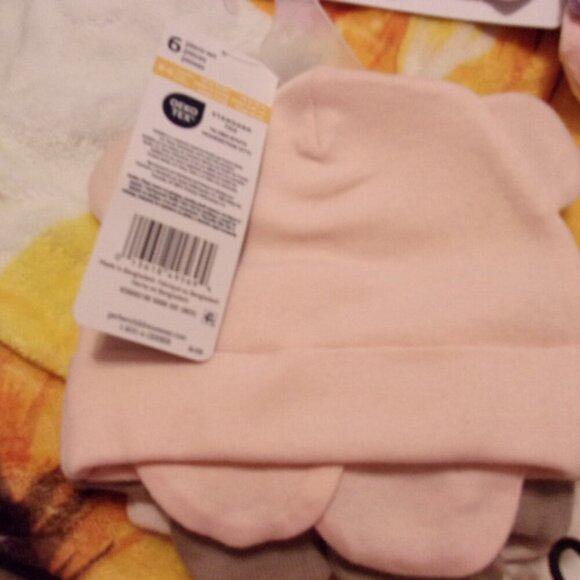 New Baby Bundle of Accessories Socks, hats, mittens - Picture 3 of 5